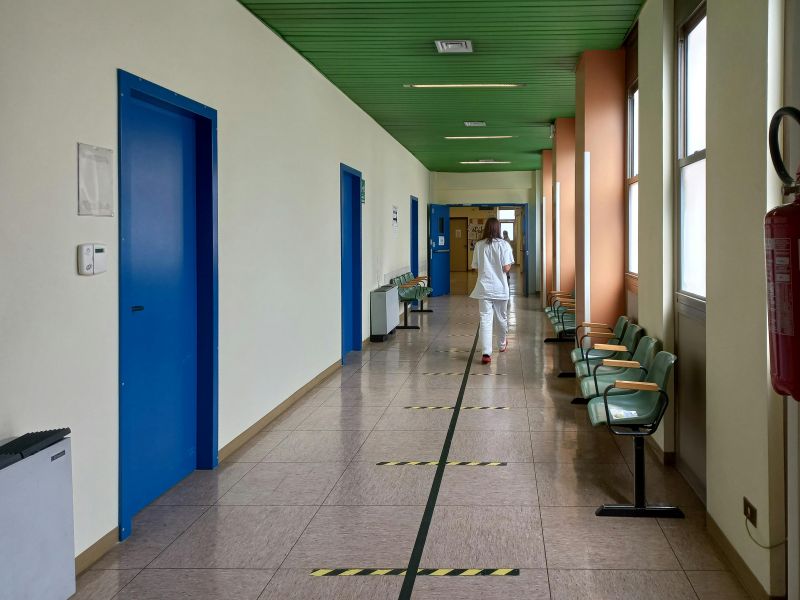 Interno di un ambulatorio o ospedale con una infermiera