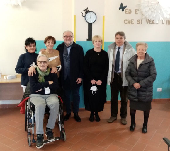 Foto ritagliata di gruppo durante la visita