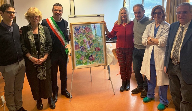 Medici e autorità presenti alla donazione con la pittrice Mara Corfini