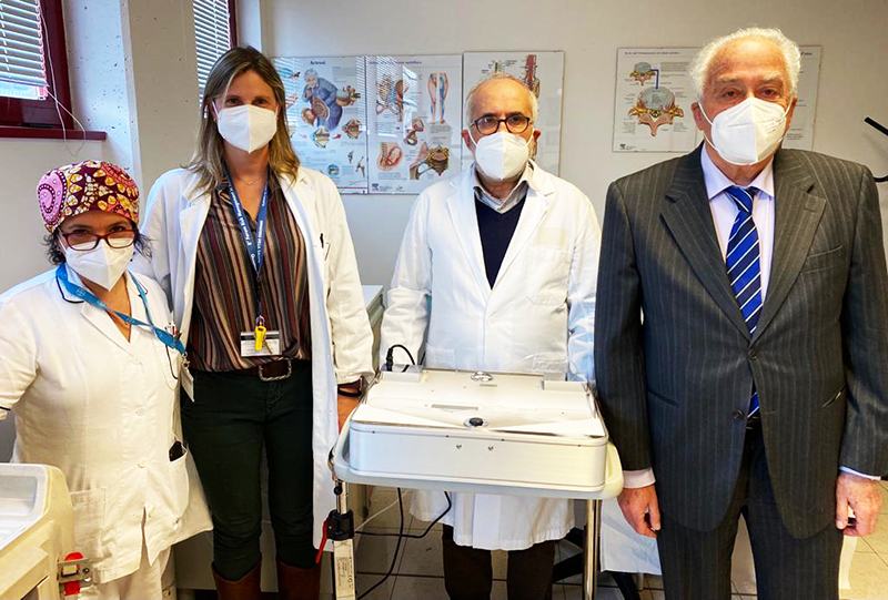 Nella foto  il momento della consegna: da destra Paolo Scardigli, Presidente Astro, il dottor Stefano Giannoni, responsabile centro della terapia del dolore di Empoli, la dottoressa Silvia Guarducci, direttore sanitario San Giuseppe, l'infermiera Suria Vezzani, coordinatore infermieristico