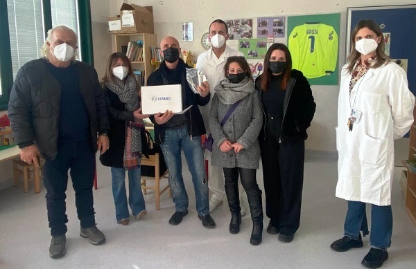 Nella foto un momento durante la consegna della donazione in pediatria del San Giuseppe