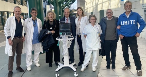 Nella foto un'immagine della consegna del macchinario all'ingresso dell'Ospedale San Giuseppe di Empoli