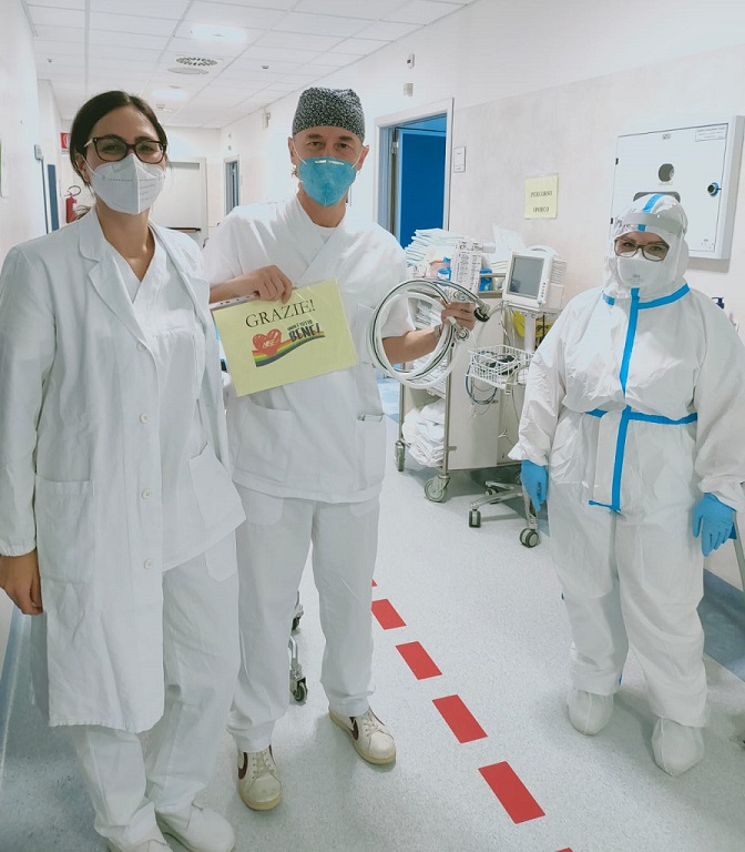 Nella foto della strumentazione donata con il dottor Roberto Tarquini insieme a due medici della medicina interna