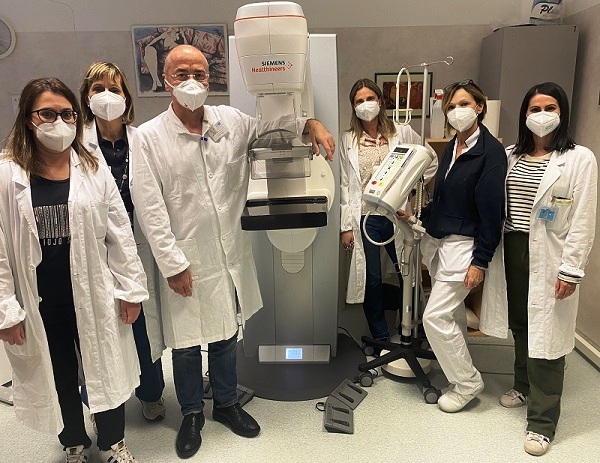 Nella foto immagine del macchinario con il dr Marrucci, la dr.ssa Guarducci, la dr. Francesca Luppi e il personale del reparto
