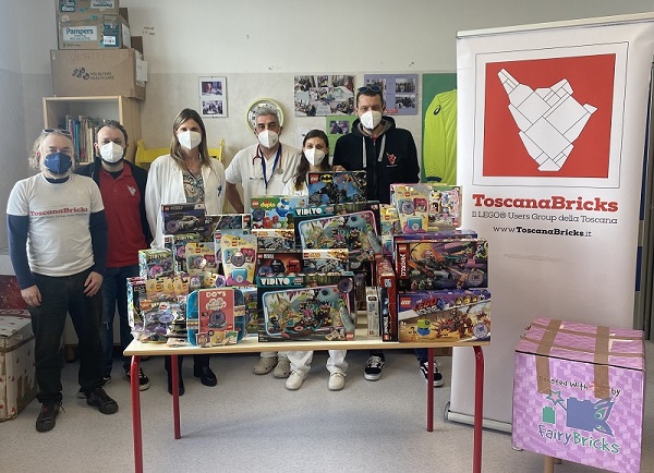 Nella foto un momento della consegna dei doni in pediatria Toscana bricks empoli