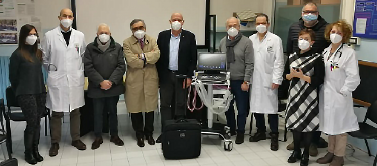 Nella foto di gruppo da sn a ds: dr.ssa Aicale e dr Petrone, cardiologi; dr Nencetti, dr Carmagnini, dr Agostini membri Rotary; dr Landini presidente Fondazione SMN, dr Bandini direttore Cardiologia del Mugello, dr Carlà Campa direttore Società della Salute Mugello, dr.ssa Capanni direttrice sanitaria, dr.ssa Seravalle direttrice medicina interna.