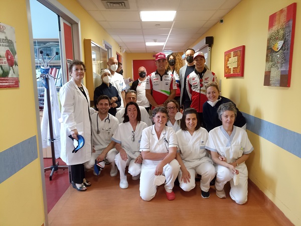 Il team con la direttrice Capanni e gli operatori sanitari 1