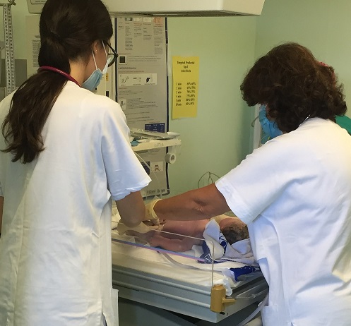 Nella foto del personale intorno alla culla termica