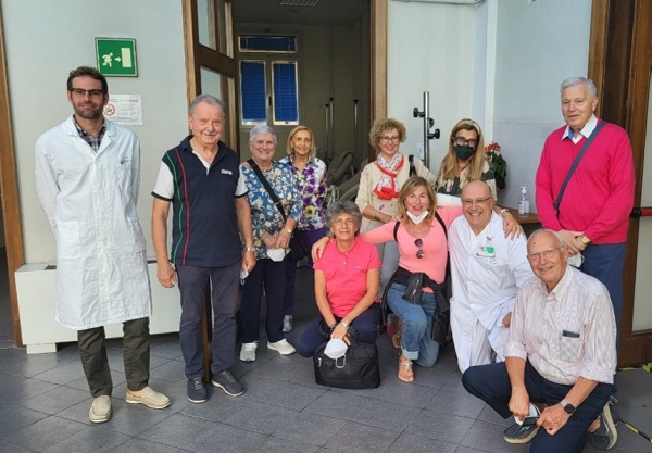 nella foto il dottor Berretti insieme al dottor Leonardo Capecchi della direzione sanitaria del San Jacopo e con la prof.ssa Meacci e alcuni Volontari Ail della sezione di Pistoia del centro raccolta del Ceppo