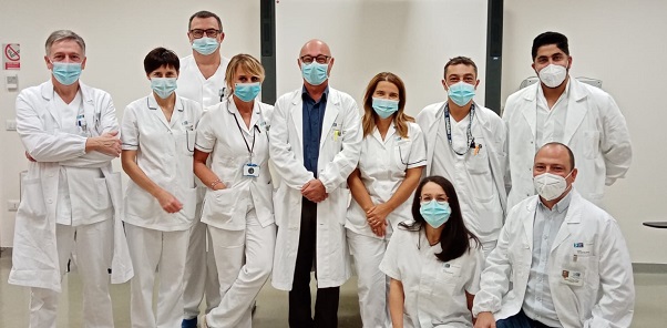 al centro il dottor Turelli con alcuni medici del team ortopedico insieme a Tania Fioravanti coordinatrice sale operatorie, Cristina Salvadori e Raffaella Marovelli coordinatrici settings chirurgici