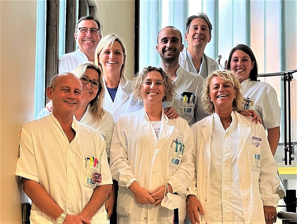 Nella foto il dottor Zaccherotti con il team di ortopedia dell'ospedale di Pescia