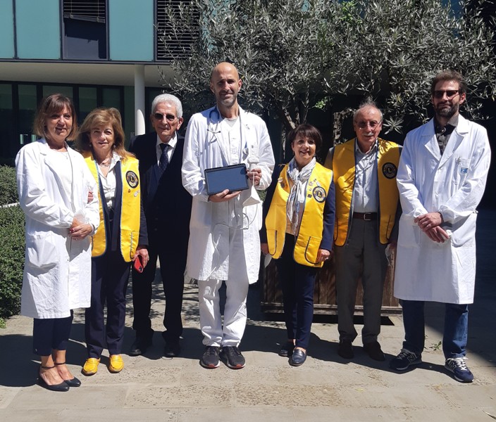 Un momento della donazione della sonda ecografica con i lions la consegna dell'apparecchio da dx Di Renzo, Talini, al centro Donati a sx dottor Leonardo Capecchi dir sanitaria