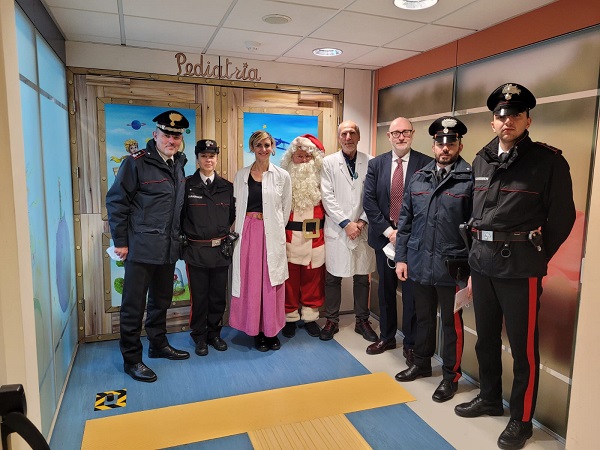 Foto carabinieri in pediatria