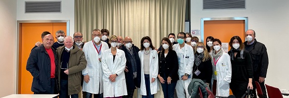 Un momento della donazione Foto di gruppo