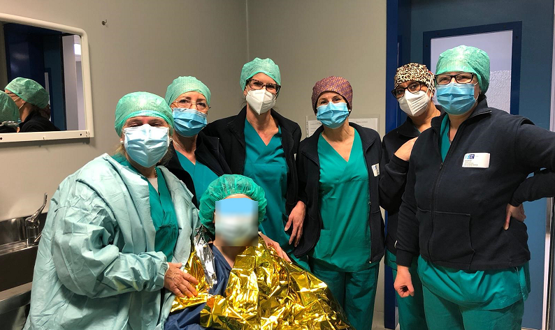 Nella foto la paziente, le dottoresse Gola e Andersson la coordinatrice infermieristica Margherita Fiscella e il personale infermieristico Marcella Boselli, Ilaria Casamonti    