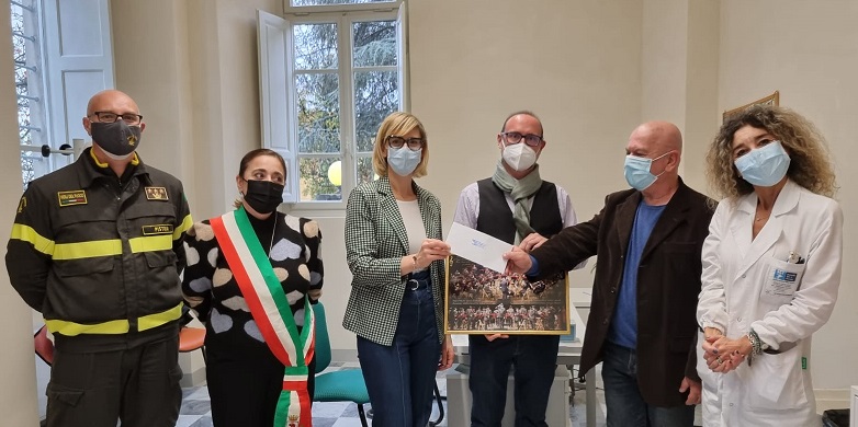 nella foto al centro la dottoressa Sara Melani e l'assessore alle politiche sociali Fiorella Grossi, il Comandante Fabio Tossut, il presidente dell'Associazione Uniti per la Valdinievole Fabrizio Bonelli e i dottori Pazzagli e Iannopollo