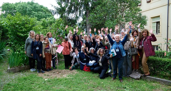 Foto di gruppo nel giardino