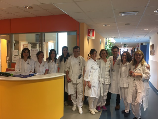 Foto dottor Gino Volpi con gruppo di lavoro all'interno del reparto