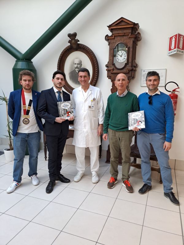 fotografia relativa alla donazione dei volumi nella sala dell'orologio al San Giuseppe di Empoli con i rappresentanti di Round Table 76, il professor Bernardini e dottor Carello
