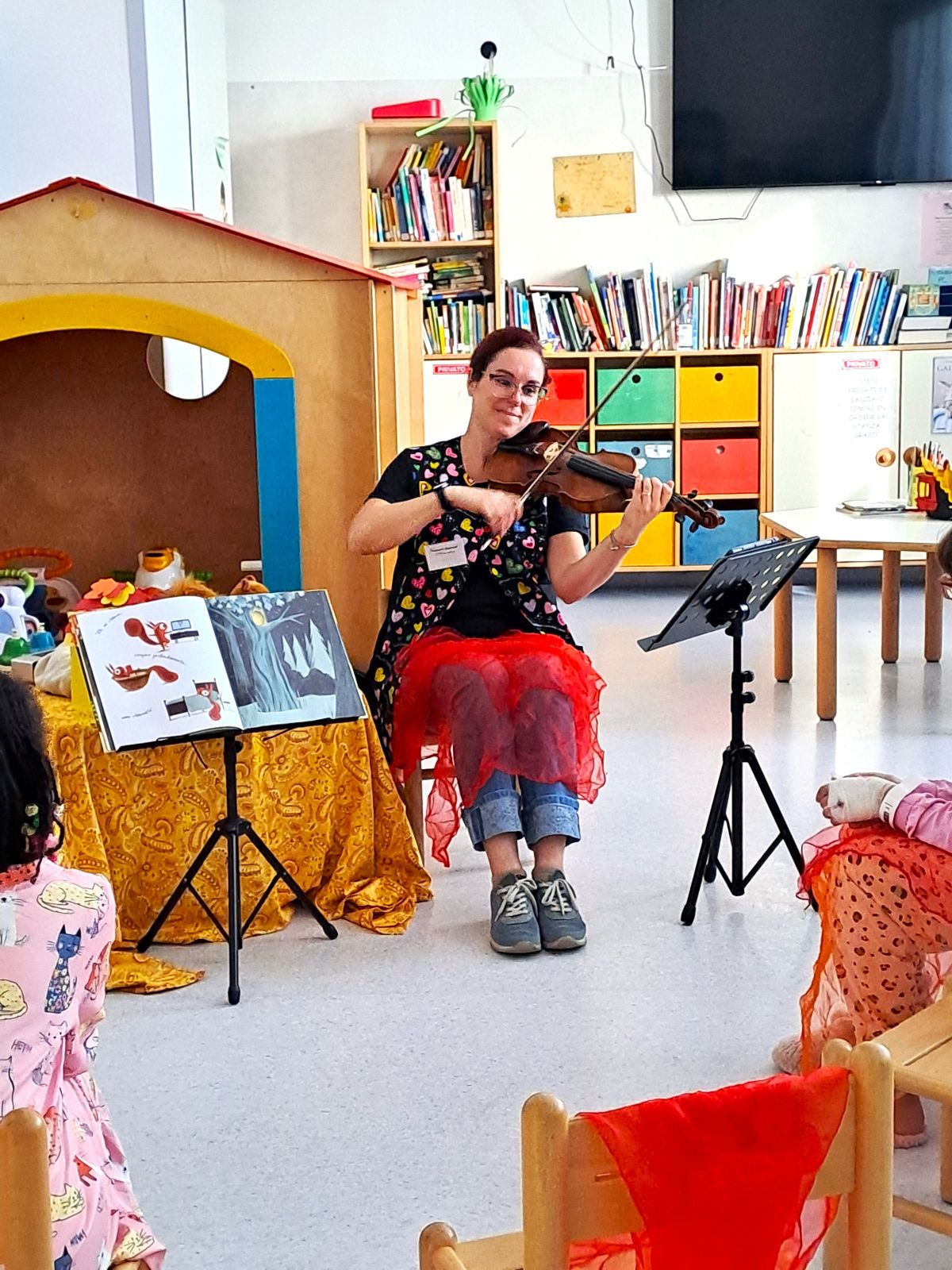 foto dell'attività svolta nella Pediatria di Empoli dalla musicoterapeuta