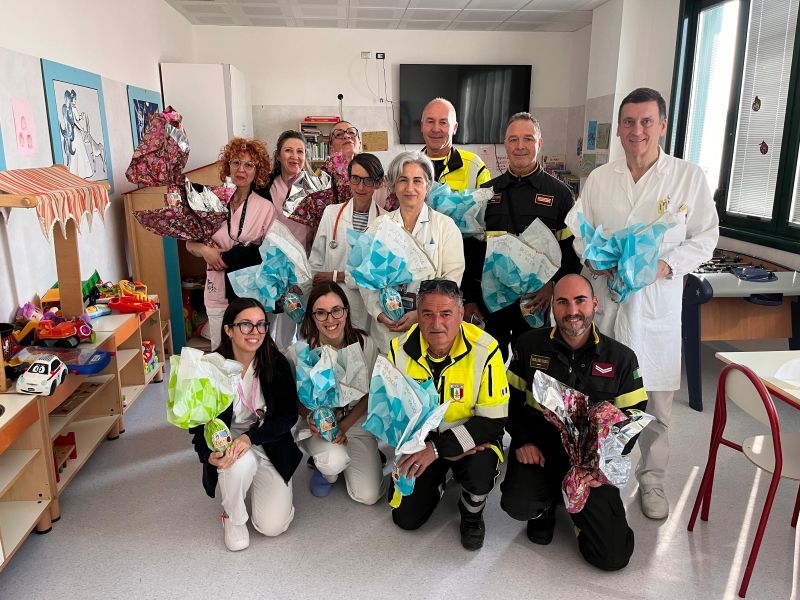 Foto reparto pediatria di Empoli e con i volontari dell'Associazione nazionale vigili del fuoco