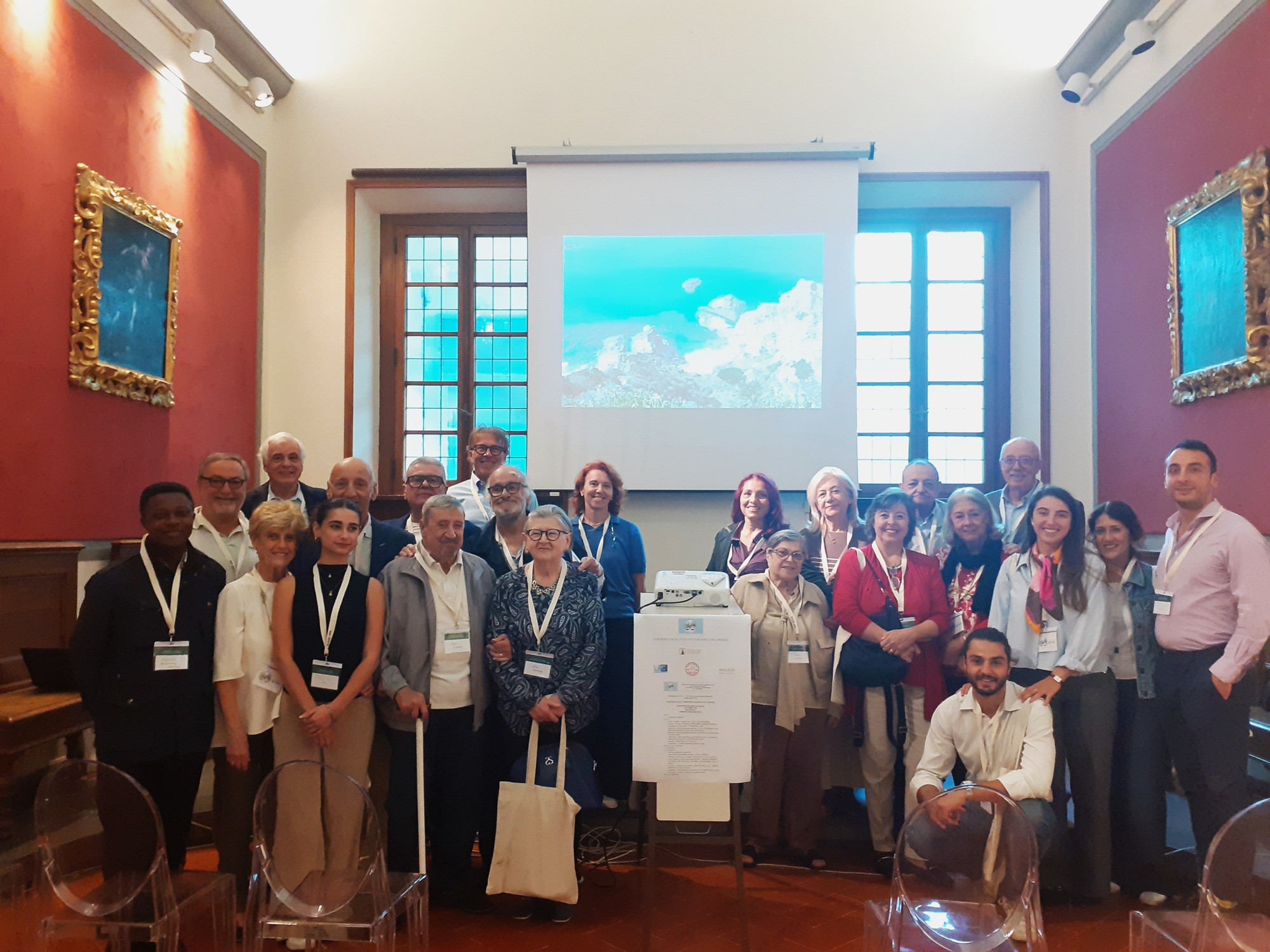  foto di gruppo dell'Associazione e il dott. Lorenzo Roti durante il suo intervento  