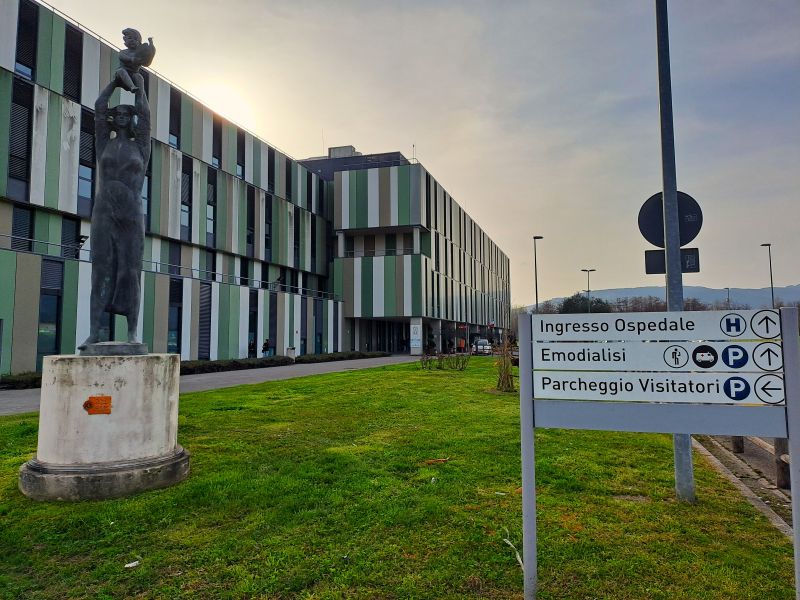 foto dell'esterno dell'ospedale di Pistoia