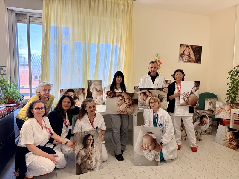Foto di gruppo in reparto con i pannelli fotografici