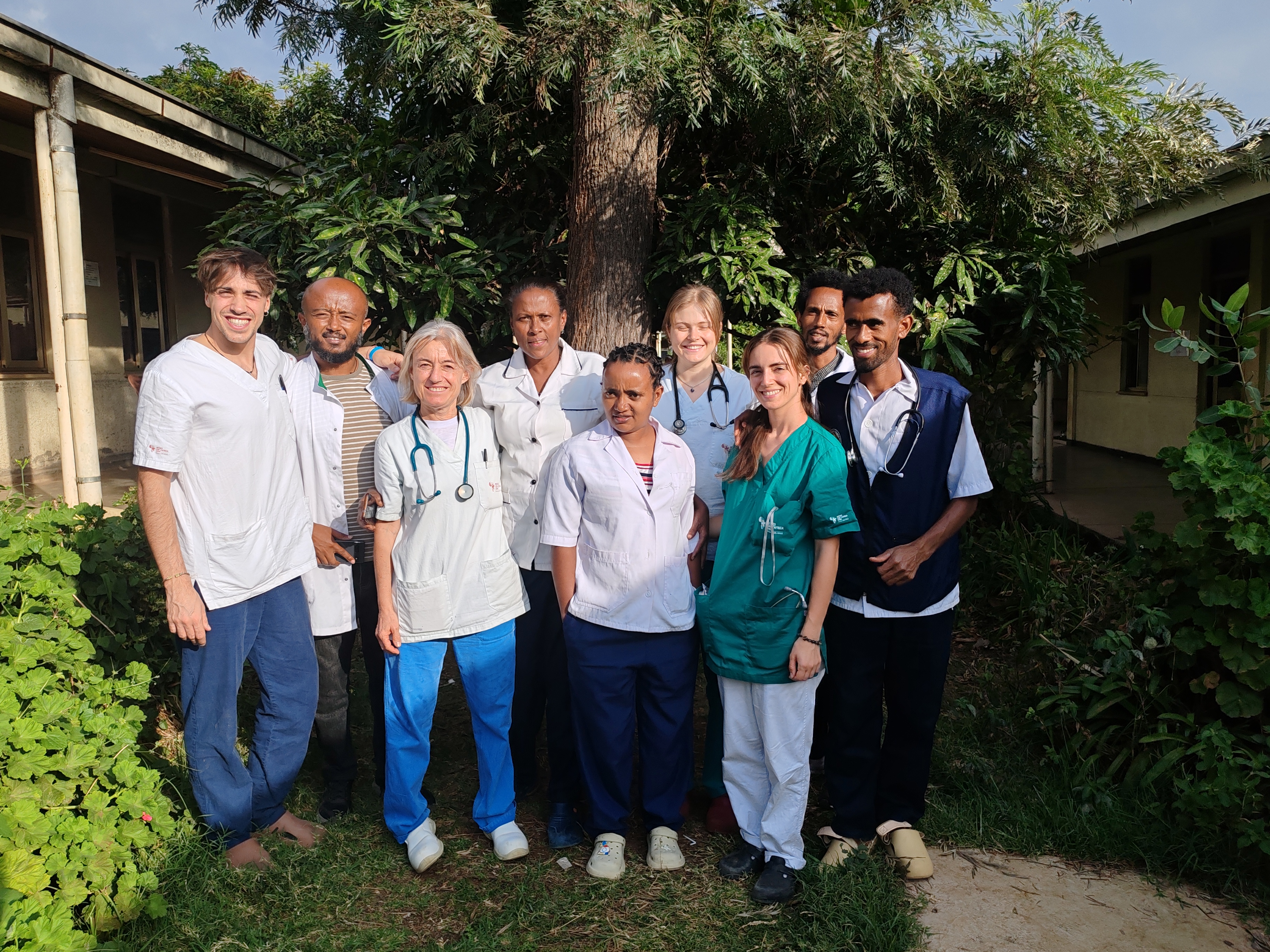  foto della dott.ssa Monica Uliana della Medicina Interna con l’equipe dell’ospedale di Wolisso