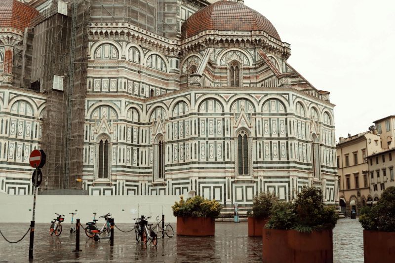  Fotografia della piazza del duomo di Firenze sotto la piaggia