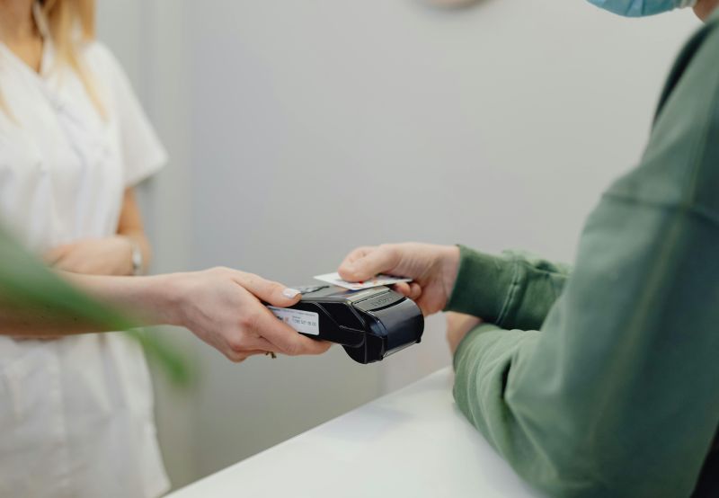 nella foto una immagine di un pagamento di una prestazione sanitaria con Pos