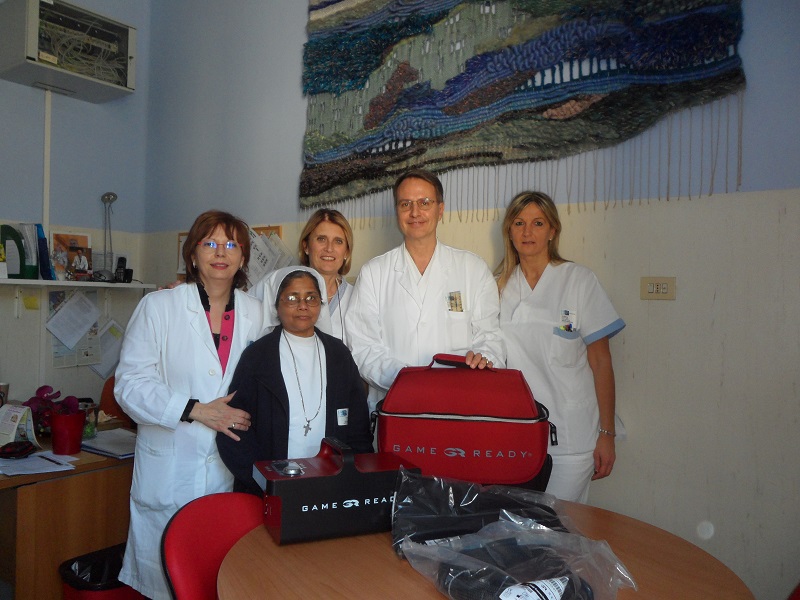 Personale sanitario di ortopedia al Serristori con apparecchio in donazione